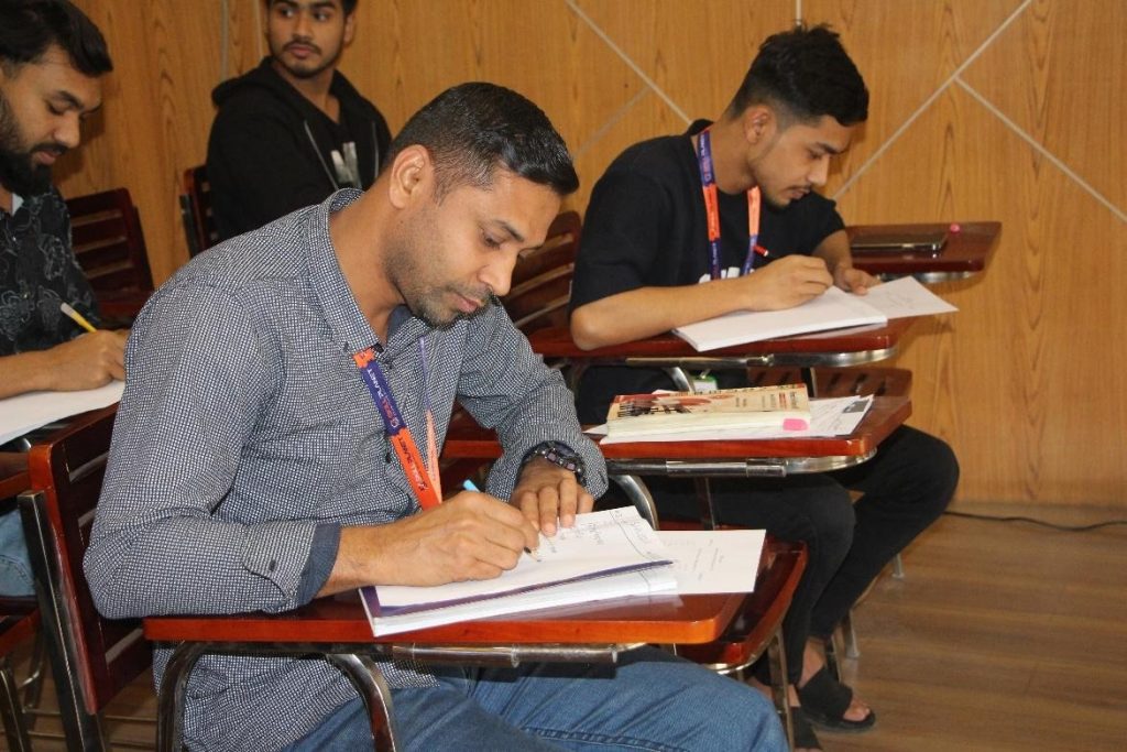 student are learing Japan language course